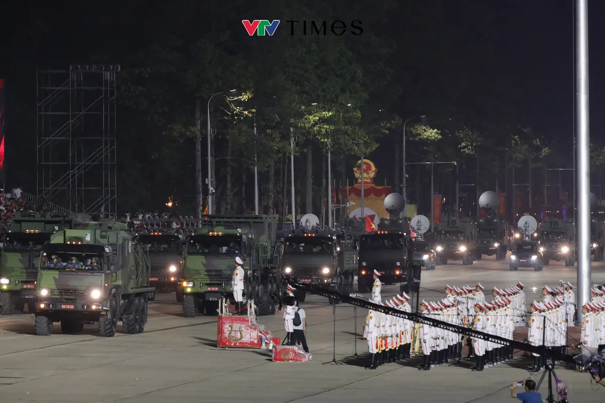 Ekip VTV 'vượt nắng thắng mưa' giữ trọn khoảnh khắc hào hùng Lễ diễu binh, diễu hành - Ảnh 3.