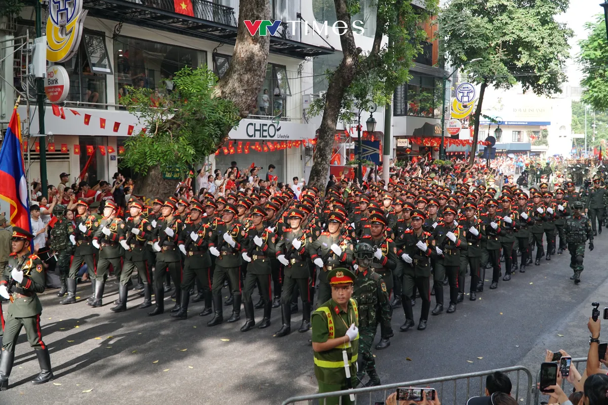 Đoàn diễu binh, diễu hành đi trong vòng tay nhân dân - Ảnh 17.