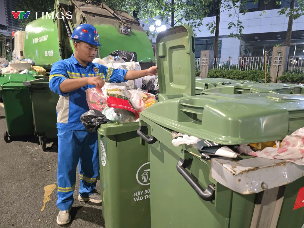 Xuyên đêm dọn rác, giữ sạch đường phố Thủ đô ngày đại lễ Quốc khánh 2/9 - Ảnh 1.