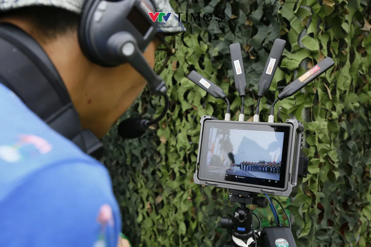 Ekip VTV 'vượt nắng thắng mưa' giữ trọn khoảnh khắc hào hùng Lễ diễu binh, diễu hành - Ảnh 10.