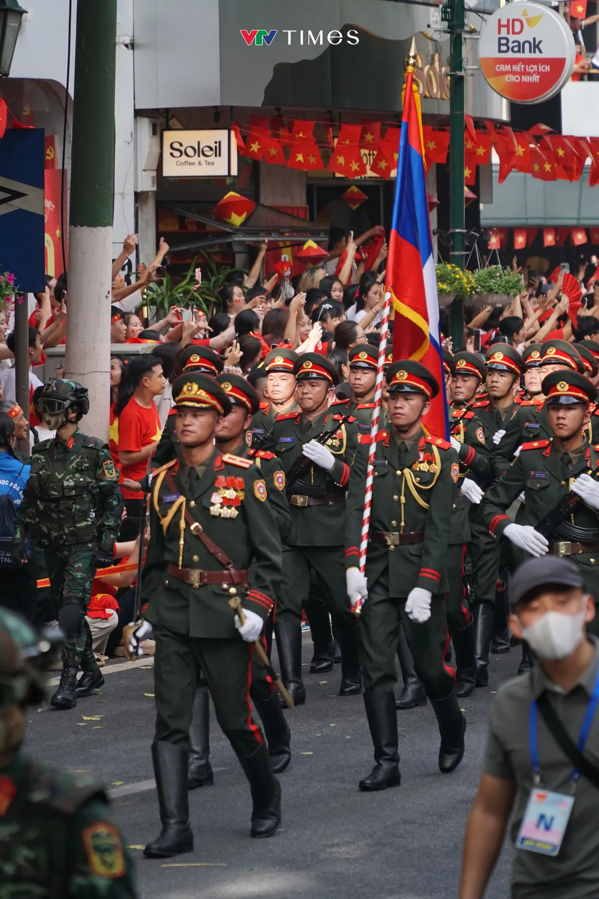 Đoàn diễu binh, diễu hành đi trong vòng tay nhân dân - Ảnh 16.