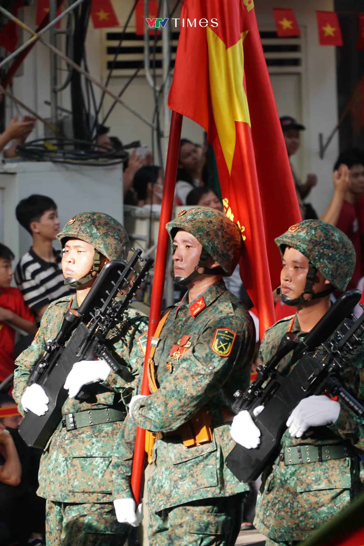 Đoàn diễu binh, diễu hành đi trong vòng tay nhân dân - Ảnh 10.