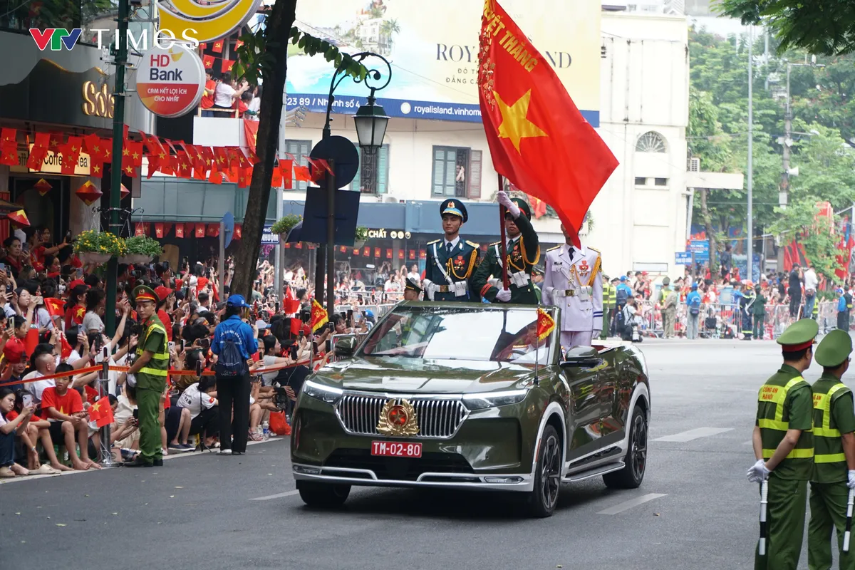 Đoàn diễu binh, diễu hành đi trong vòng tay nhân dân - Ảnh 3.