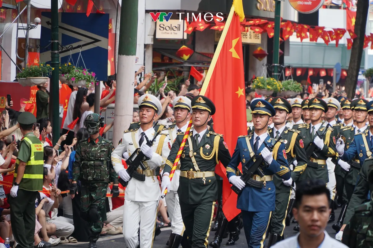 Đoàn diễu binh, diễu hành đi trong vòng tay nhân dân - Ảnh 13.
