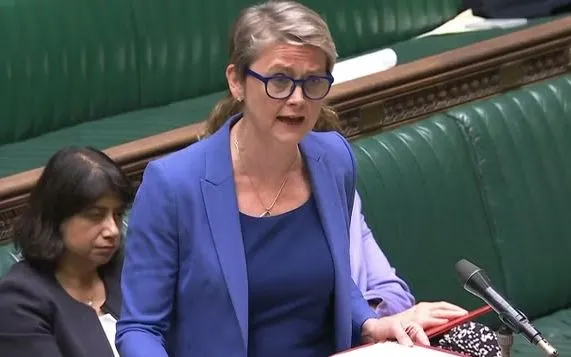 Bộ trưởng Nội vụ Anh Yvette Cooper công bố kế hoạch toàn diện nhằm cắt giảm hồ sơ tồn đọng về tị nạn (Ảnh: UK Parliament) Bộ trưởng Nội vụ Anh Yvette Cooper công bố kế hoạch toàn diện nhằm cắt giảm hồ sơ tồn đọng về tị nạn (Ảnh: UK Parliament)