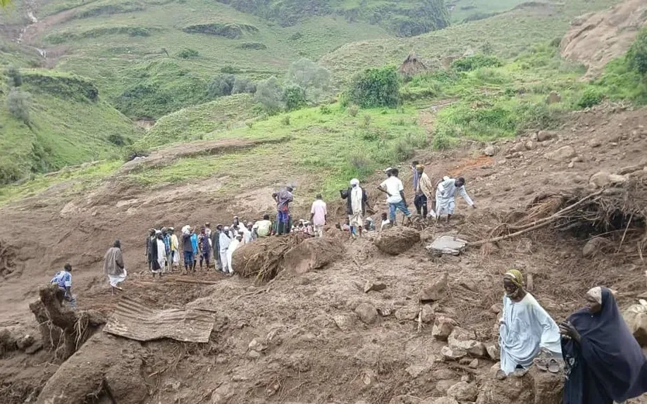 Người dân tập trung sau trận lở đất tại một ngôi làng ở dãy núi Marra ở vùng Darfur, miền tây Sudan. (Ảnh: Phong trào Giải phóng Sudan)