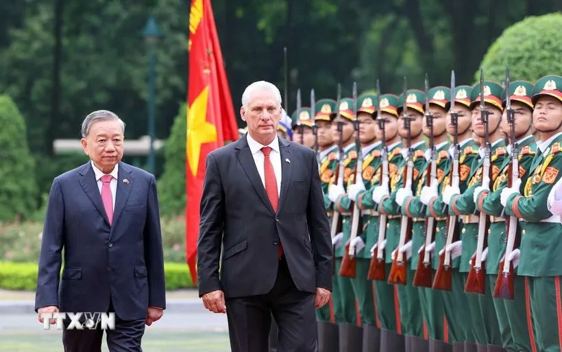 Tổng Bí thư Tô Lâm và Bí thư thứ Nhất, Chủ tịch nước Cuba Miguel Díaz-Canel Bermúdez duyệt Đội danh dự Quân đội Nhân dân Việt Nam. (Ảnh: TTXVN) Tổng Bí thư Tô Lâm và Bí thư thứ Nhất, Chủ tịch nước Cuba Miguel Díaz-Canel Bermúdez duyệt Đội danh dự Quân đội Nhân dân Việt Nam. (Ảnh: TTXVN)