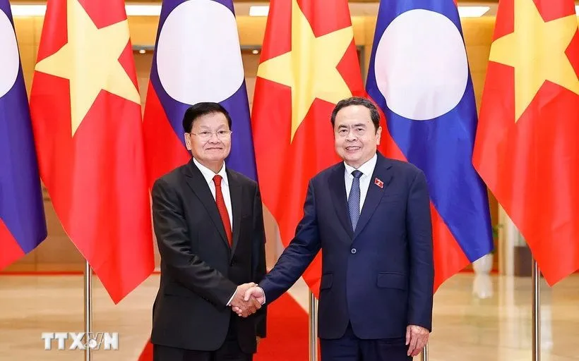 Chủ tịch Quốc hội Trần Thanh Mẫn đón Tổng Bí thư, Chủ tịch nước Lào Thongloun Sisoulith. (Ảnh: TTXVN) Chủ tịch Quốc hội Trần Thanh Mẫn đón Tổng Bí thư, Chủ tịch nước Lào Thongloun Sisoulith. (Ảnh: TTXVN)
