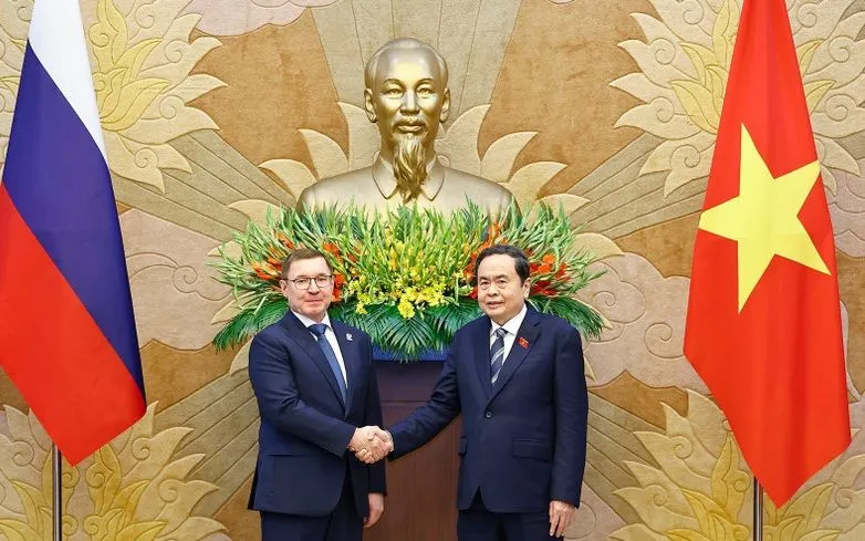 Chủ tịch Quốc hội Trần Thanh Mẫn tiếp Phó Chủ tịch thứ nhất Hội đồng Liên bang, Quốc hội Liên bang Nga Vladimir Vladimirovich Yakushev. (Ảnh: TTXVN) Chủ tịch Quốc hội Trần Thanh Mẫn tiếp Phó Chủ tịch thứ nhất Hội đồng Liên bang, Quốc hội Liên bang Nga Vladimir Vladimirovich Yakushev. (Ảnh: TTXVN)