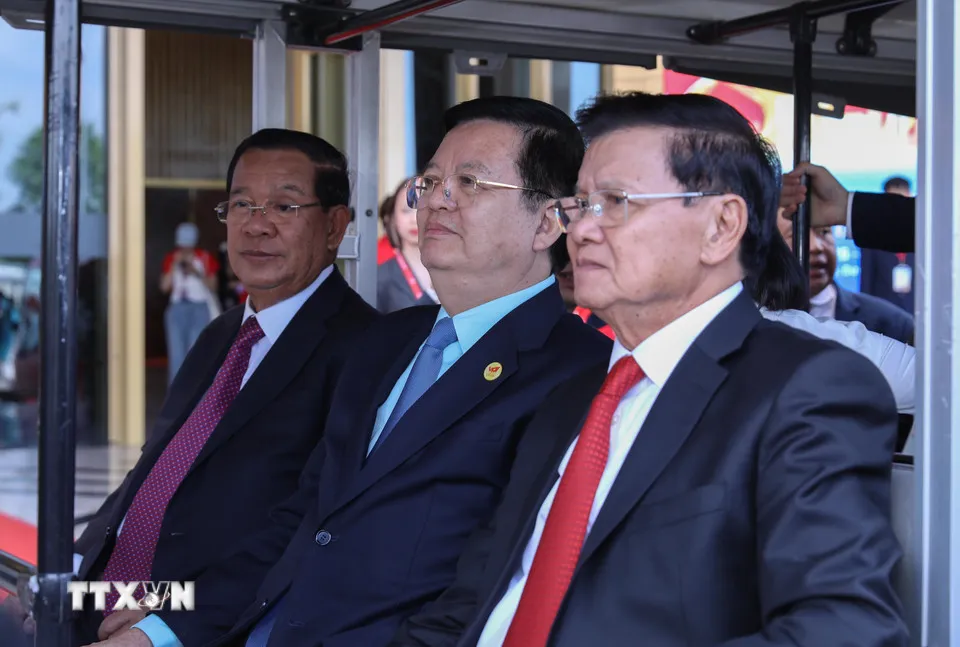Lãnh đạo hai nước Lào và Campuchia tham quan Triển lãm Thành tựu đất nước - Ảnh 1.