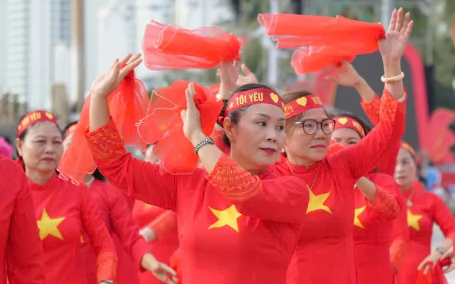 Niềm vui của người dân và các đại biểu khi tham gia chương trình. Niềm vui của người dân và các đại biểu khi tham gia chương trình.