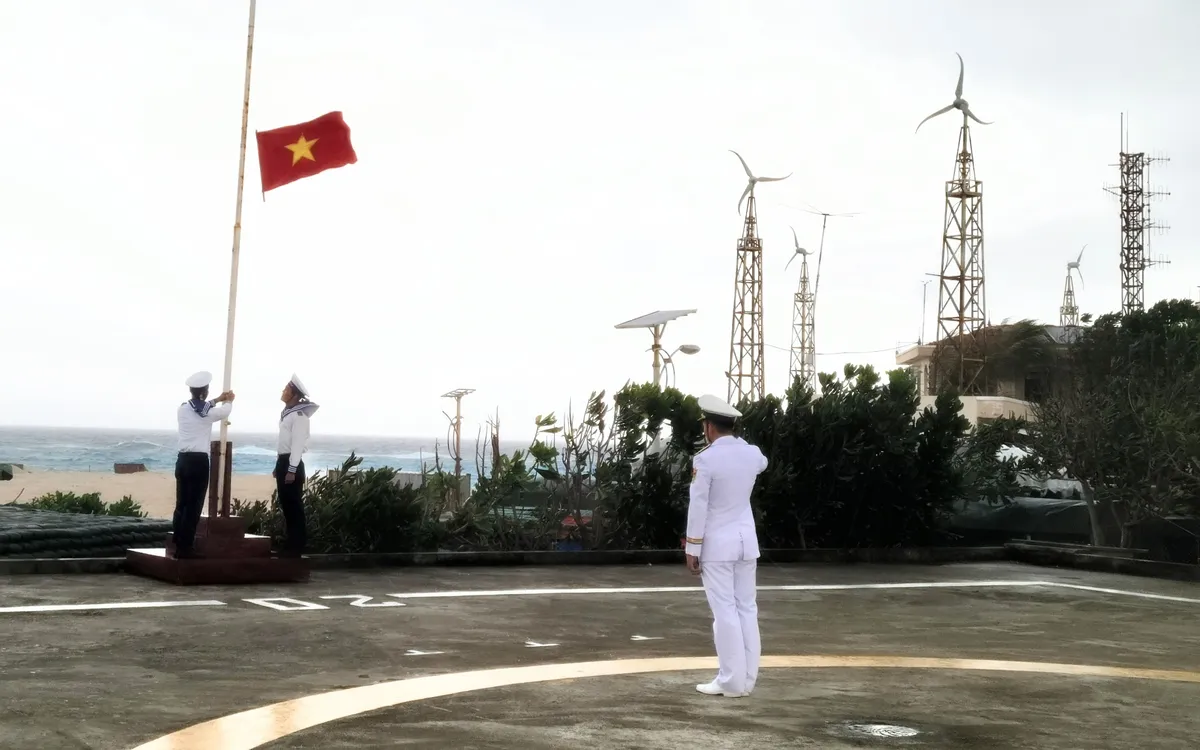 Đảo An Bang thực hiện nghi thức treo cờ Tổ quốc sáng 2/9