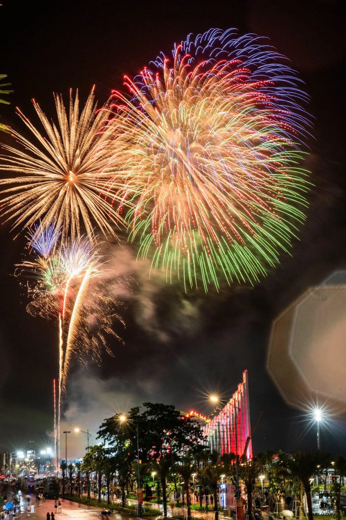 Hàng ngàn người dân “đội” mưa dự chương trình “Ánh sao độc lập” tại Vũng Tàu - Ảnh 3.