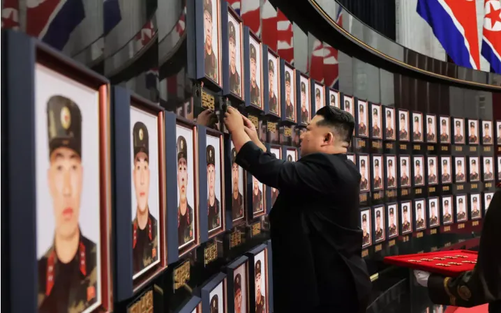 Nhà lãnh đạo Triều Tiên Kim Jong-un đến thăm đài tưởng niệm Lực lượng Tác chiến Hải ngoại của Quân đội Nhân dân Triều Tiên, những người đã tham gia các hoạt động quân sự cho Nga (Ảnh: KCNA/KNS/AFP) Nhà lãnh đạo Triều Tiên Kim Jong-un đến thăm đài tưởng niệm Lực lượng Tác chiến Hải ngoại của Quân đội Nhân dân Triều Tiên, những người đã tham gia các hoạt động quân sự cho Nga (Ảnh: KCNA/KNS/AFP)