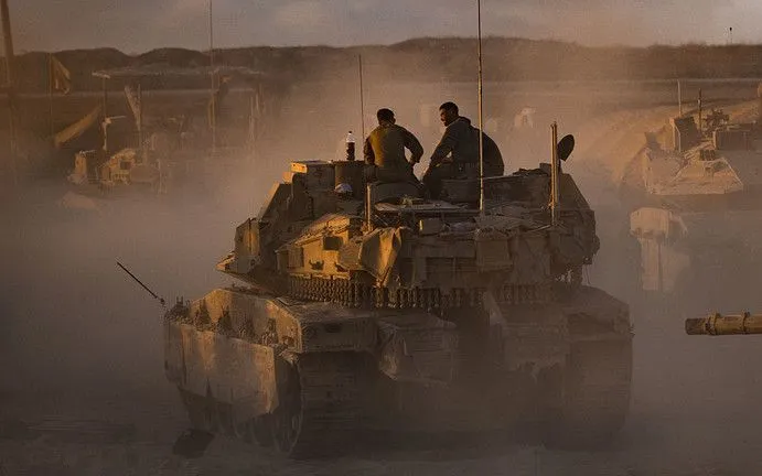 Binh lính IDF ngồi trên xe tăng gần biên giới phía Bắc Dải Gaza (Ảnh: Getty Images)