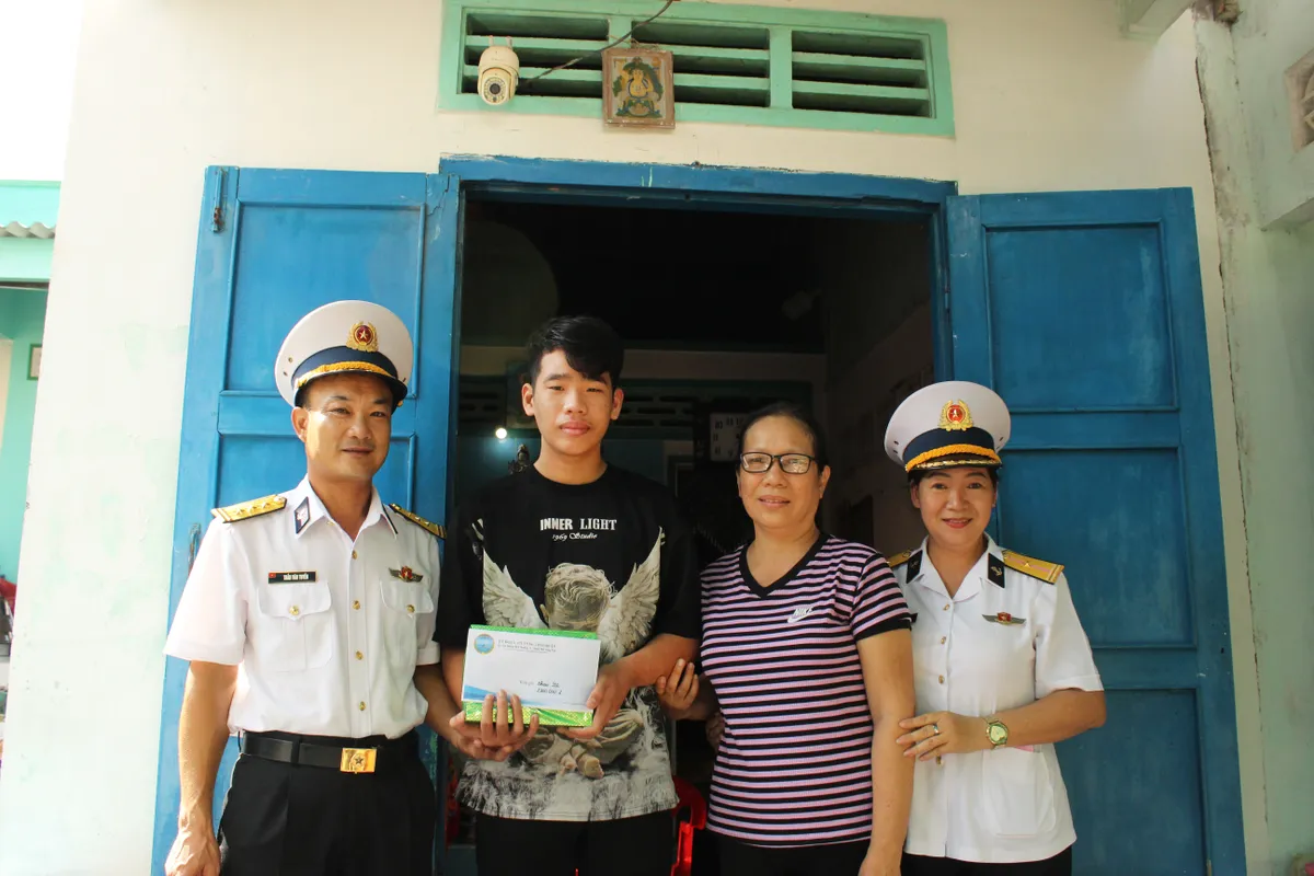 Bộ đội Hải qu&acirc;n đồng h&agrave;nh c&ugrave;ng con ngư d&acirc;n đến trường - Ảnh 1.