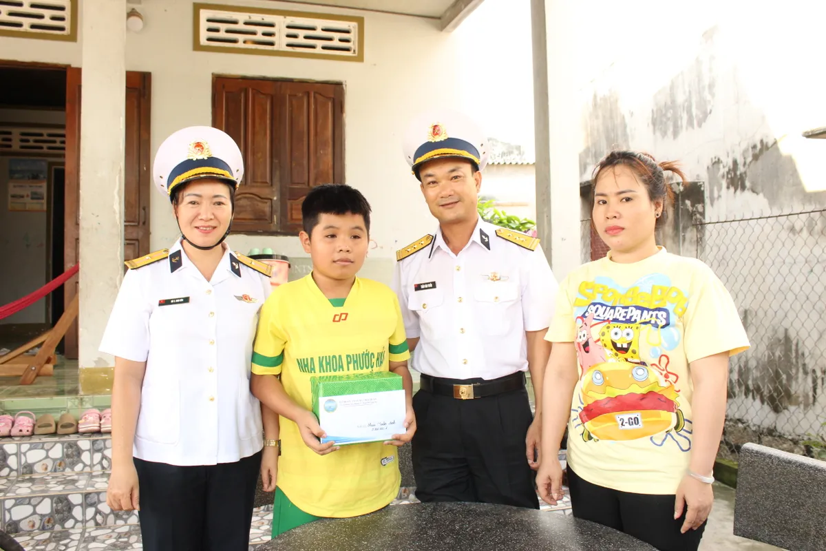 Bộ đội Hải qu&acirc;n đồng h&agrave;nh c&ugrave;ng con ngư d&acirc;n đến trường - Ảnh 2.