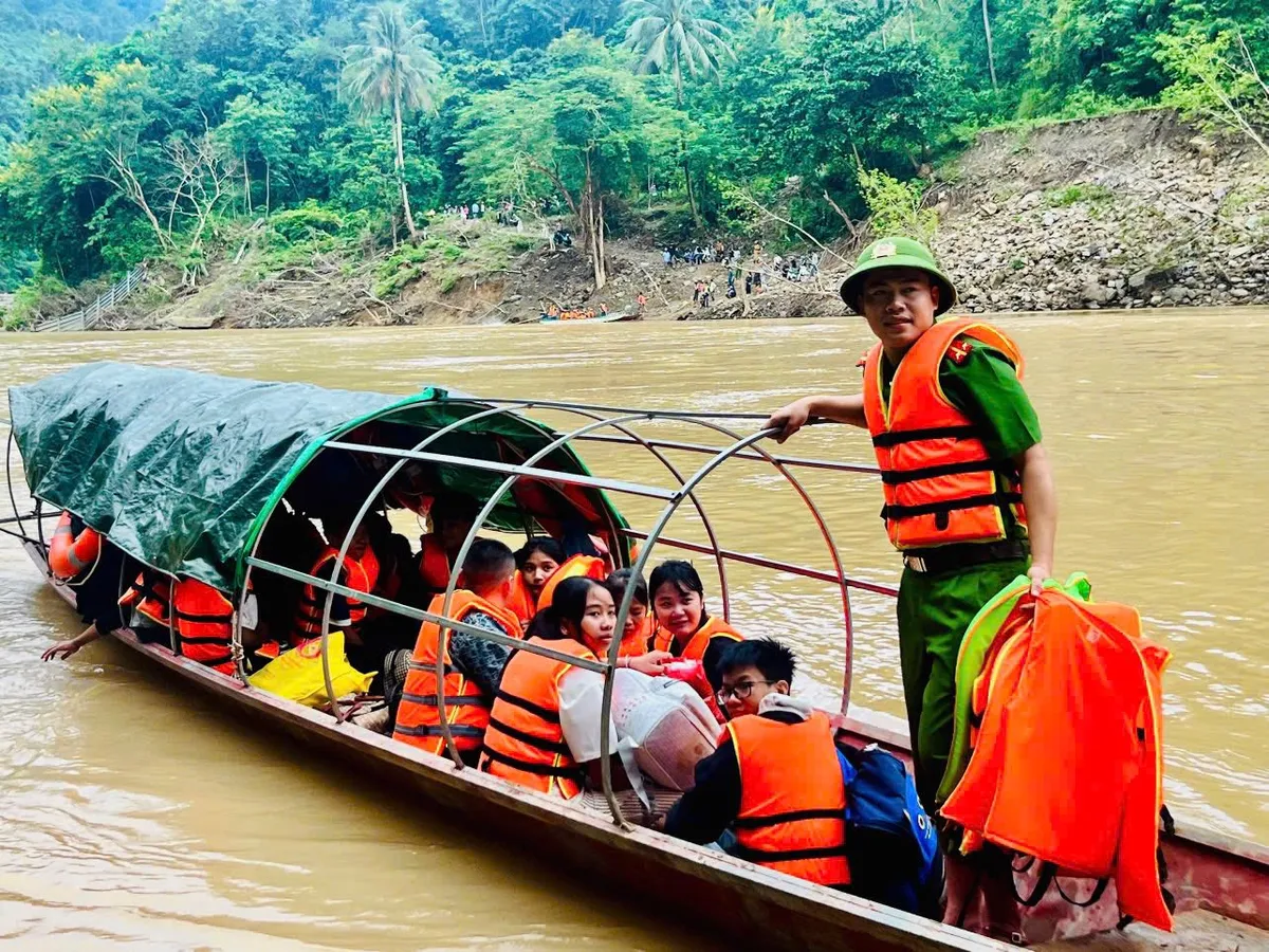Xã miền núi Nghệ An dùng thuyền đưa các em học sinh tựu trường sau lũ- Ảnh 2. Xã miền núi Nghệ An dùng thuyền đưa các em học sinh tựu trường sau lũ- Ảnh 2.