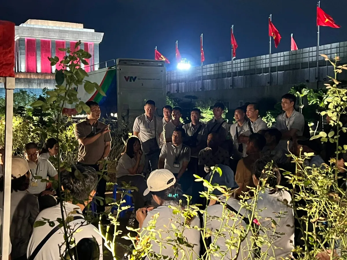 Ekip VTV 'vượt nắng thắng mưa' giữ trọn khoảnh khắc hào hùng Lễ diễu binh, diễu hành - Ảnh 11.