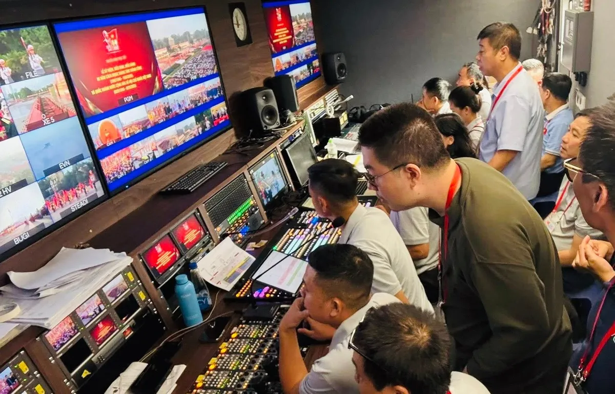 Ekip VTV 'vượt nắng thắng mưa' giữ trọn khoảnh khắc hào hùng Lễ diễu binh, diễu hành - Ảnh 8.