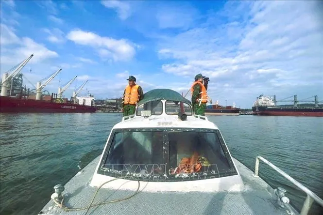 Khẩn trương tìm kiếm ngư dân mất tích trên biển Cửa Lò - Ảnh 1.