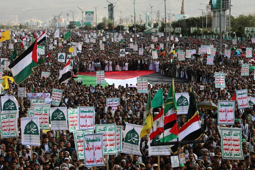 Houthi tuyên bố tấn công tàu liên quan đến Israel ở phía Bắc Biển Đỏ  - Ảnh 1.