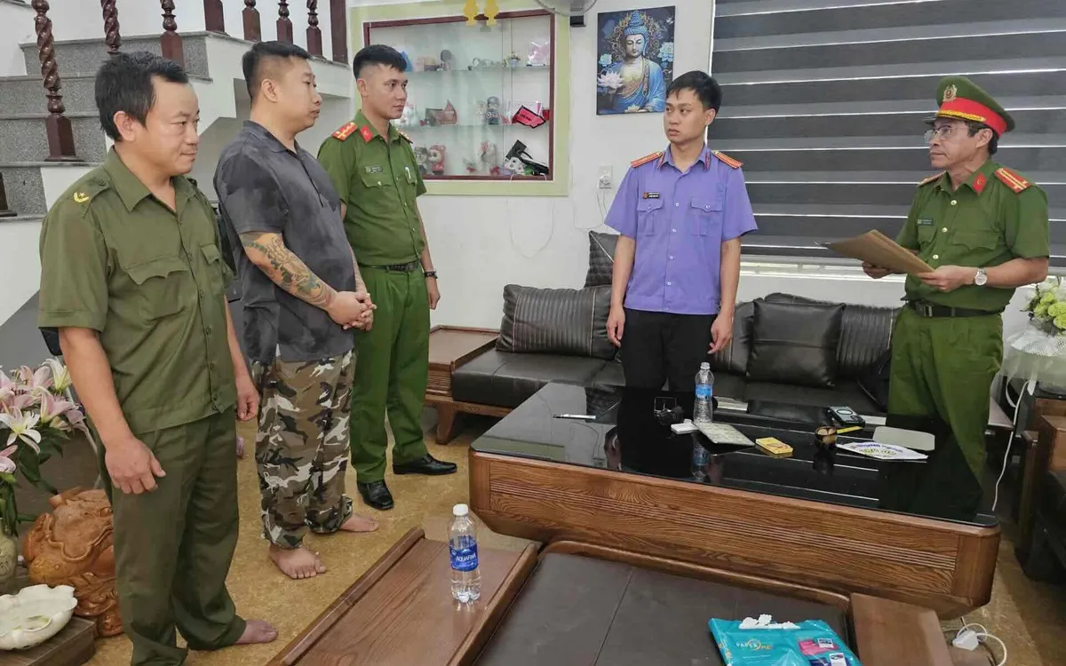 Cơ quan chức năng ra quyết định tạm giữ người trong trường hợp khẩn cấp đối với Phạm Duy trong đường dây cho vay nặng lãi. Ảnh: Công an Quảng Trị Cơ quan chức năng ra quyết định tạm giữ người trong trường hợp khẩn cấp đối với Phạm Duy trong đường dây cho vay nặng lãi. Ảnh: Công an Quảng Trị