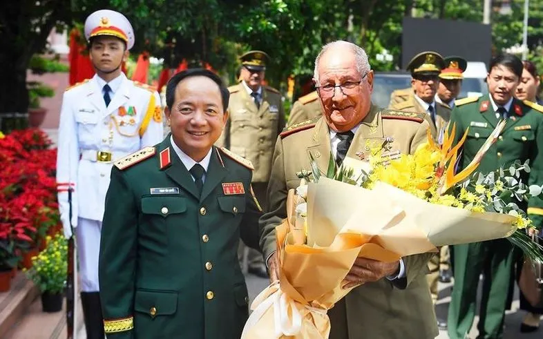 Đại tướng Trịnh Văn Quyết đón Thượng tướng Álvaro López Miera (Nguồn: Báo Quân đội Nhân dân) Đại tướng Trịnh Văn Quyết đón Thượng tướng Álvaro López Miera (Nguồn: Báo Quân đội Nhân dân)