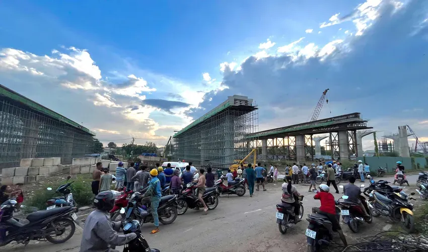 Sập cần cẩu tại công trường Vành đai 3 TP Hồ Chí Minh, 2 công nhân thương vong- Ảnh 2. Sập cần cẩu tại công trường Vành đai 3 TP Hồ Chí Minh, 2 công nhân thương vong- Ảnh 2.