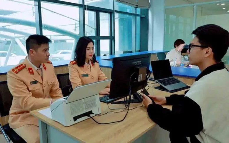 Công an hướng dẫn chuyển quyền sở hữu điện tử phục vụ sang tên xe trên Cổng Dịch vụ công. Nguồn: VGP