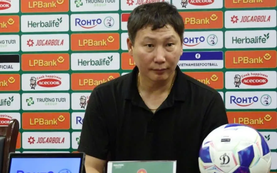 HLV Kim Sang Sik trong buổi họp báo sau trận đấu 