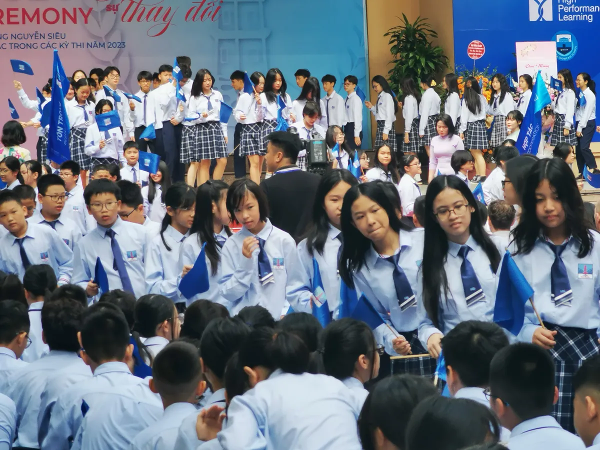 Nhiều trường học không nhận hoa trong lễ khai giảng, khuyến khích ủng hộ quỹ khuyến học- Ảnh 1. Nhiều trường học không nhận hoa trong lễ khai giảng, khuyến khích ủng hộ quỹ khuyến học- Ảnh 1.