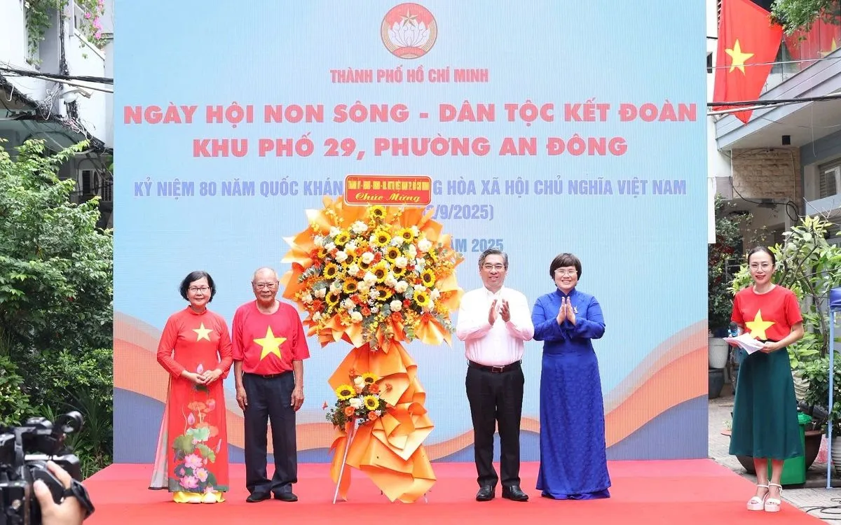 “Ngày hội non sông - Dân tộc kết đoàn” tại phường An Đông, TP Hồ Chí Minh. “Ngày hội non sông - Dân tộc kết đoàn” tại phường An Đông, TP Hồ Chí Minh.