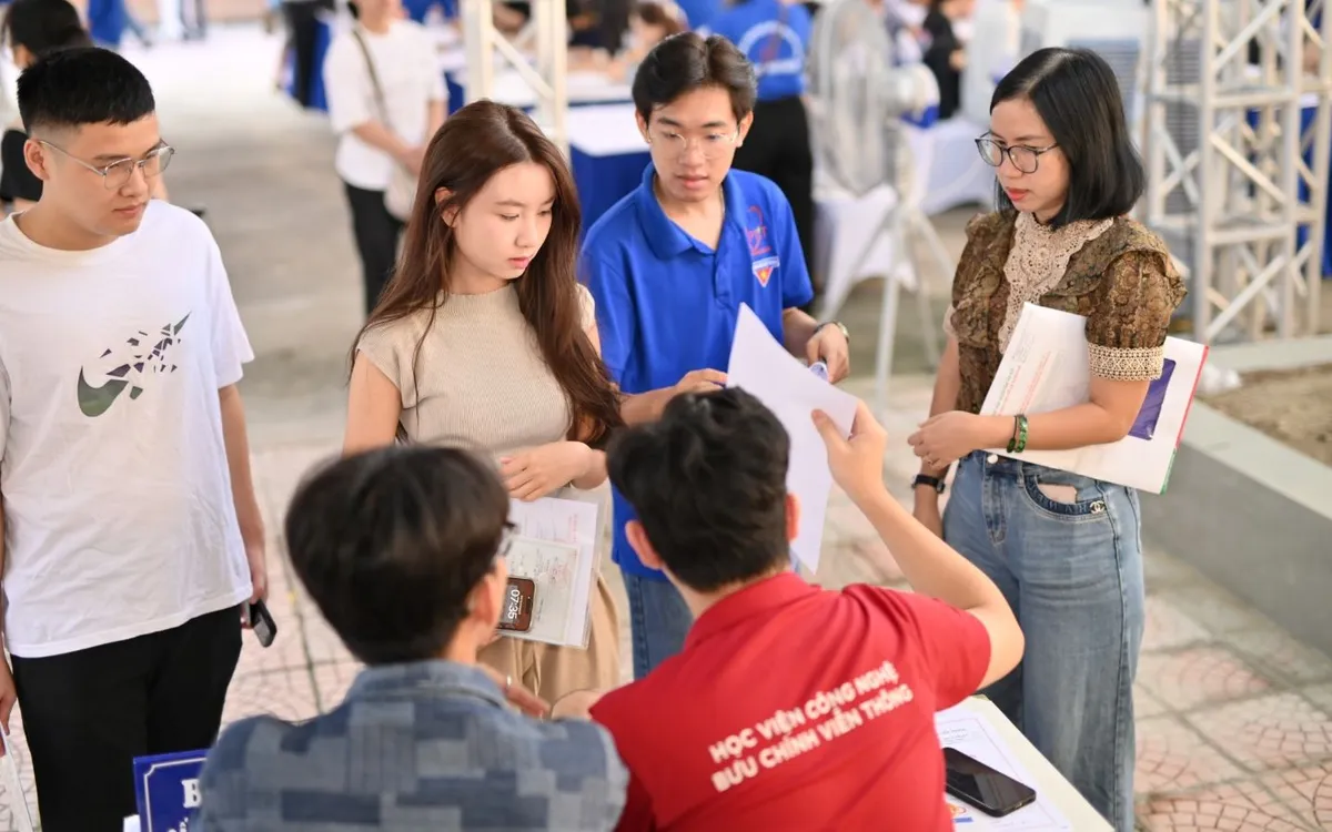 Không khí nhộn nhịp tại khu vực sân chính với các bàn tư vấn của khoa và CLB. Không khí nhộn nhịp tại khu vực sân chính với các bàn tư vấn của khoa và CLB.