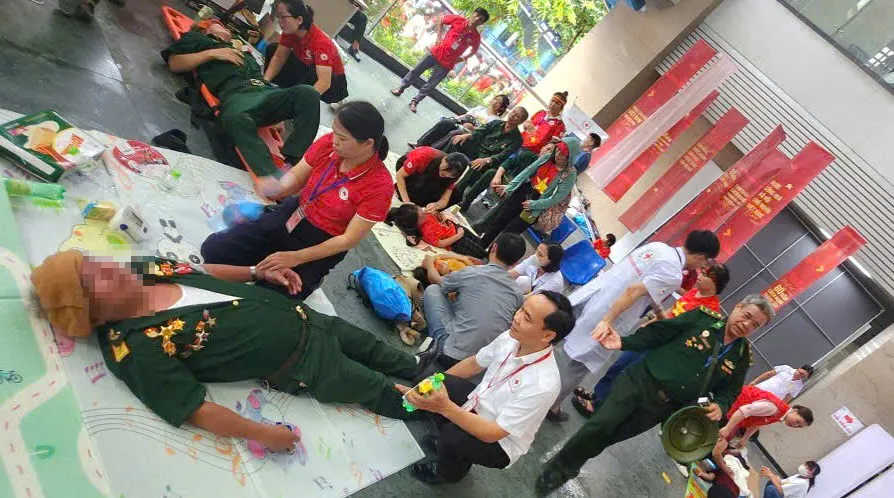 Tổ sơ cấp cứu Hội Chữ thập đỏ góp phần bảo đảm sức khỏe người dân dịp lễ kỷ niệm Quốc khánh - Ảnh 2.