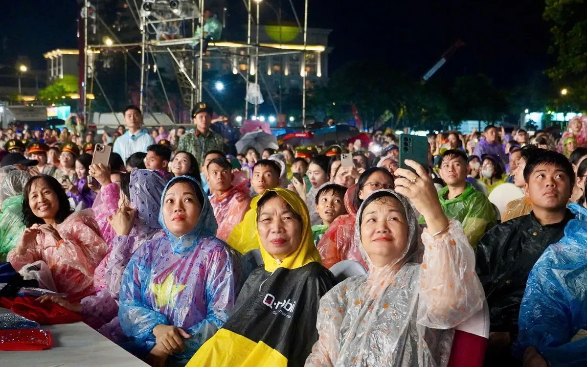 Hàng ngàn người dân đội mưa xem chương trình "Ánh sao độc lập". Ảnh: Tùng Lâm