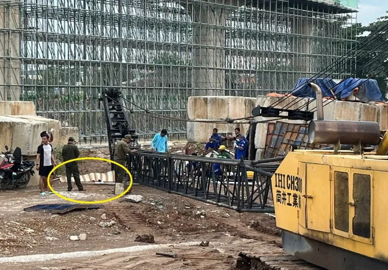 Sập cần cẩu tại công trường Vành đai 3 TP Hồ Chí Minh, 2 công nhân thương vong- Ảnh 1. Sập cần cẩu tại công trường Vành đai 3 TP Hồ Chí Minh, 2 công nhân thương vong- Ảnh 1.