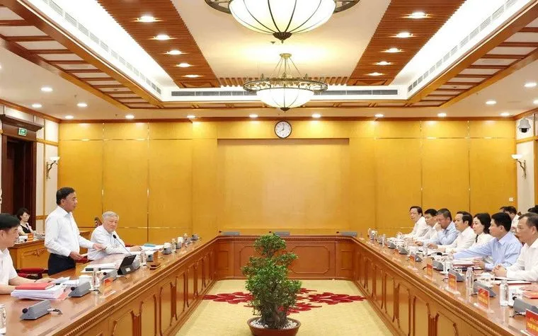 Bộ Chính trị làm việc với Ban Thường vụ Tỉnh ủy Ninh Bình về chuẩn bị đại hội Đảng. (Ảnh: TTXVN) Bộ Chính trị làm việc với Ban Thường vụ Tỉnh ủy Ninh Bình về chuẩn bị đại hội Đảng. (Ảnh: TTXVN)
