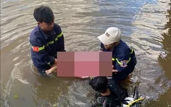 Lực lượng chức năng tìm thấy thi thể 2 em nhỏ đuối nước ở hồ Bến Sanh. Ảnh: TTXVN 
 Lực lượng chức năng tìm thấy thi thể 2 em nhỏ đuối nước ở hồ Bến Sanh. Ảnh: TTXVN