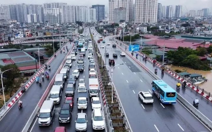 Tổ chức điều chỉnh giao thông các phương tiện từ cầu Vĩnh Tuy rẽ phải đi đường Nguyễn Khoái (Nguồn: Nhân Dân)