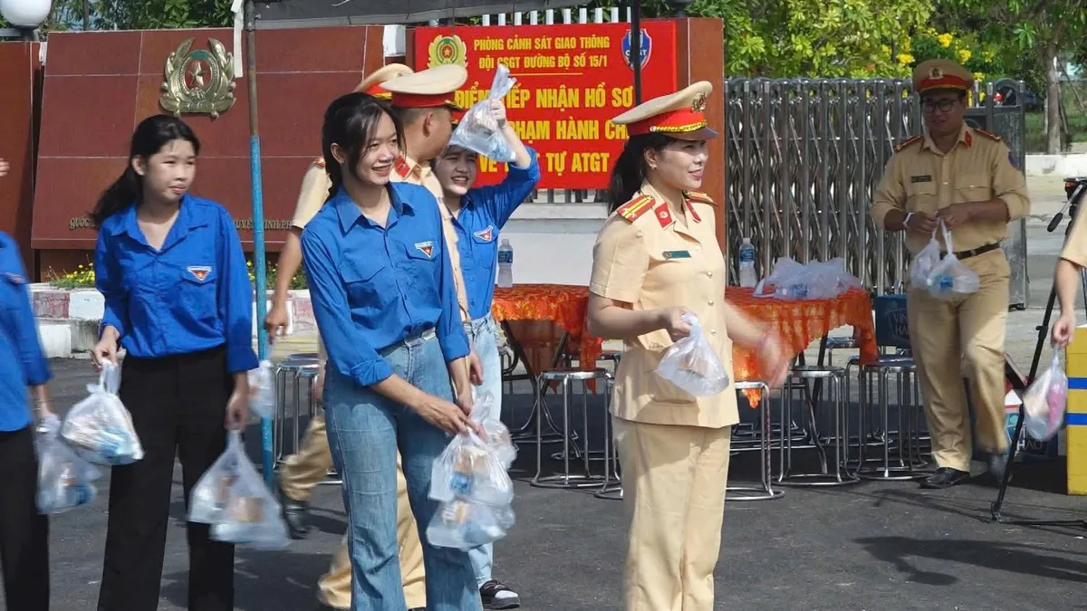 Kh&aacute;nh H&ograve;a: Ph&aacute;t nước, qu&agrave; miễn ph&iacute; cho người d&acirc;n trở lại c&ocirc;ng việc sau kỳ nghỉ lễ - Ảnh 1.