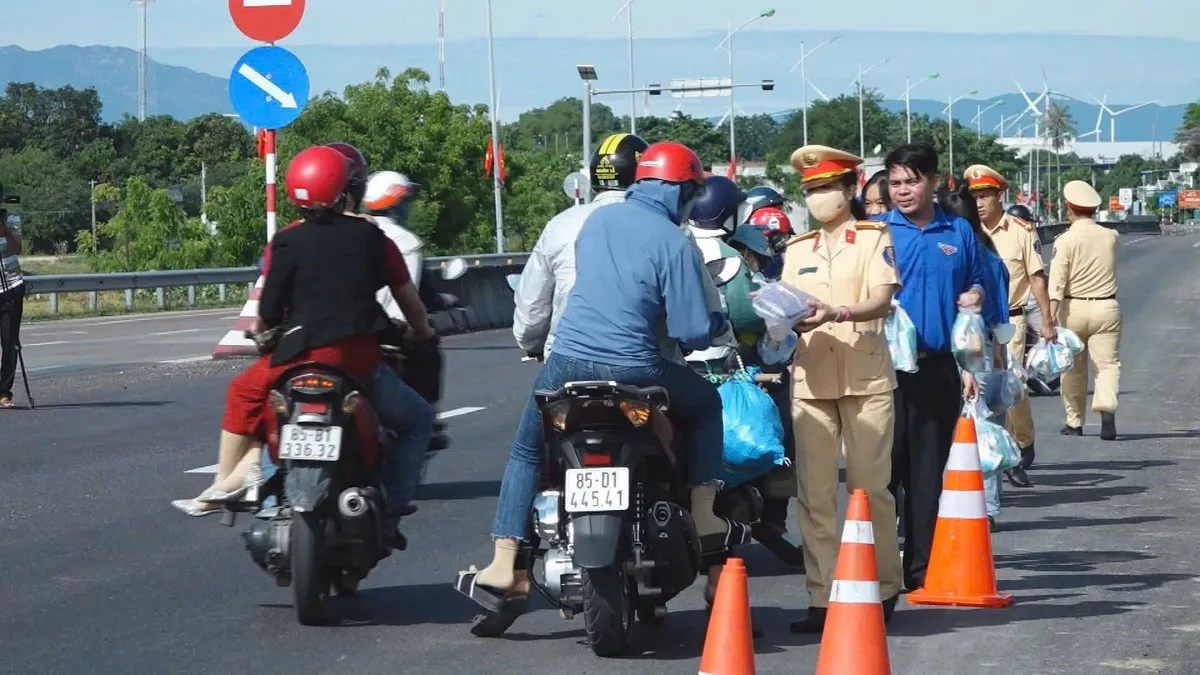 Kh&aacute;nh H&ograve;a: Ph&aacute;t nước, qu&agrave; miễn ph&iacute; cho người d&acirc;n trở lại c&ocirc;ng việc sau kỳ nghỉ lễ - Ảnh 2.