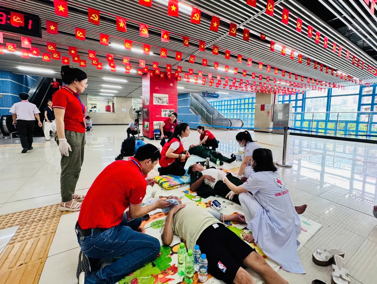 Tổ sơ cấp cứu Hội Chữ thập đỏ góp phần bảo đảm sức khỏe người dân dịp lễ kỷ niệm Quốc khánh - Ảnh 1.