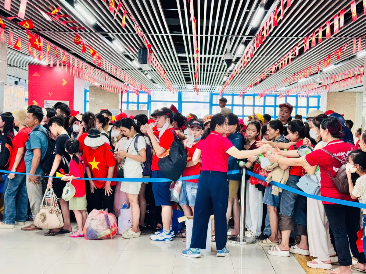 Tổ sơ cấp cứu Hội Chữ thập đỏ góp phần bảo đảm sức khỏe người dân dịp lễ kỷ niệm Quốc khánh - Ảnh 3.