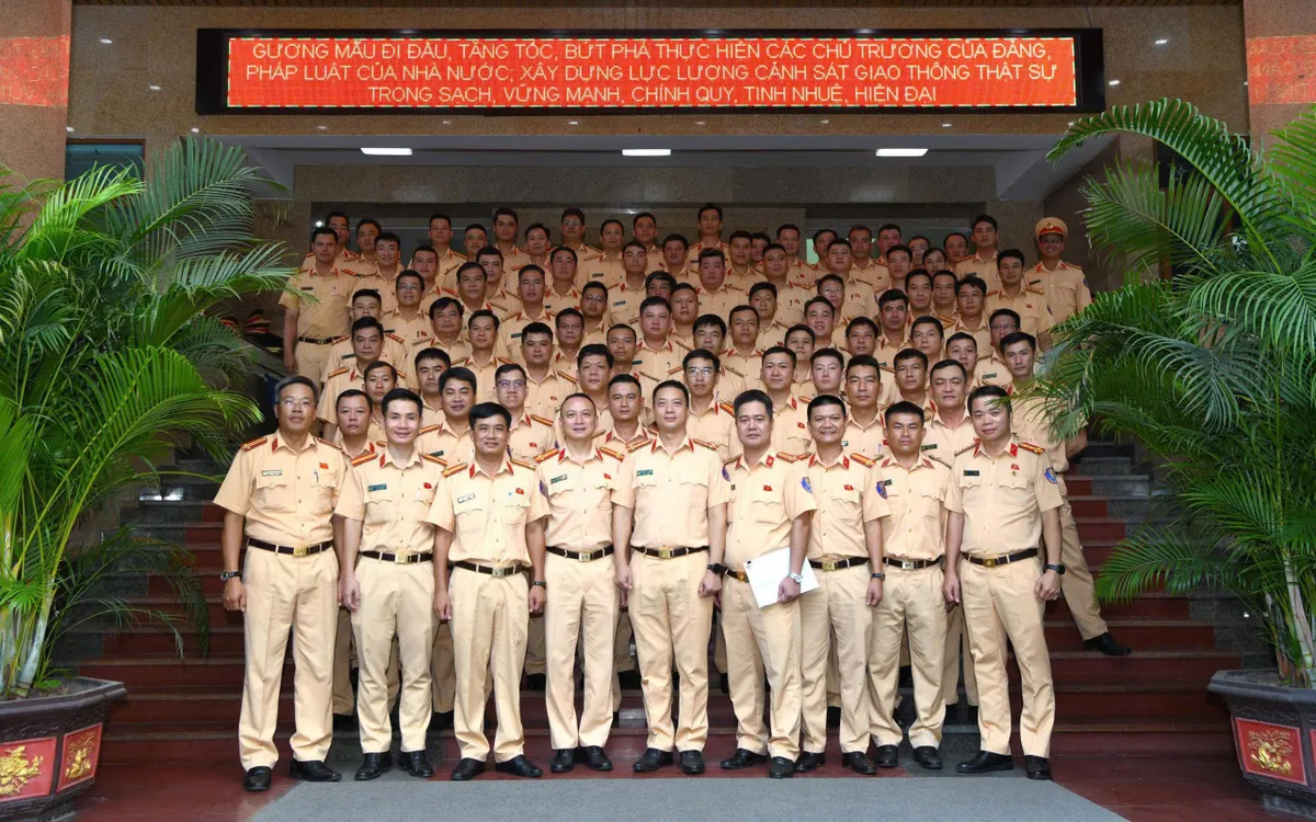 Cục CSGT và Công an TP Hà Nội khen thưởng lực lượng CSGT tăng cường phục vụ A80 - Ảnh 5.
