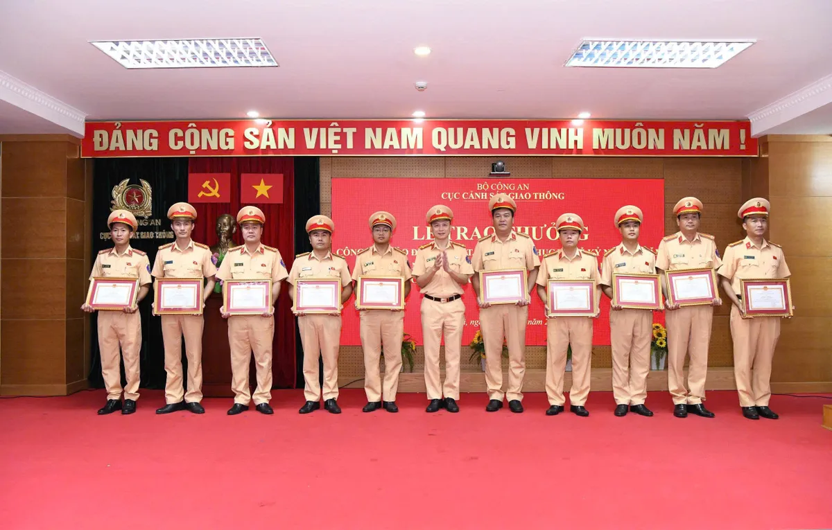 Cục CSGT và Công an TP Hà Nội khen thưởng lực lượng CSGT tăng cường phục vụ A80 - Ảnh 4.