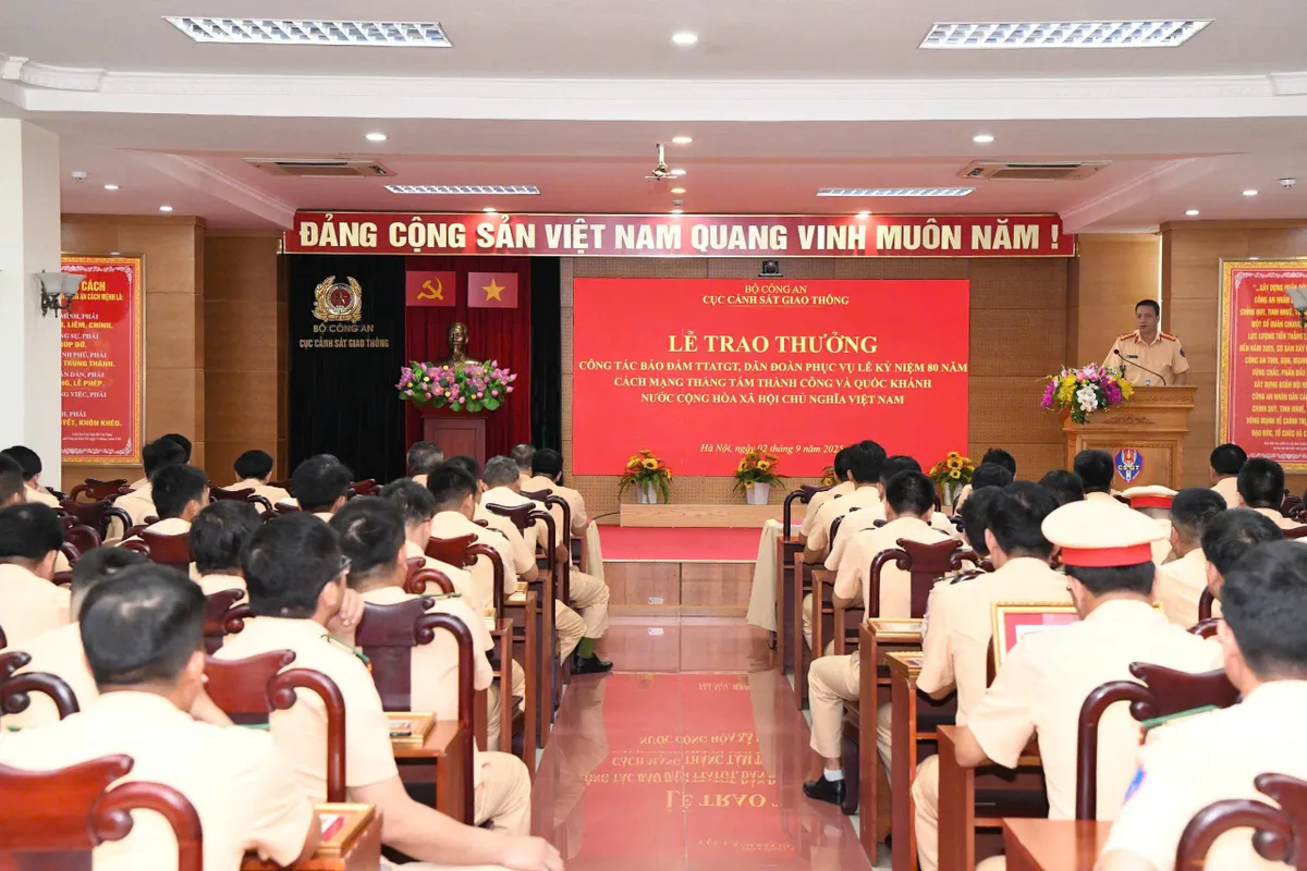 Cục CSGT và Công an TP Hà Nội khen thưởng lực lượng CSGT tăng cường phục vụ A80 - Ảnh 3.