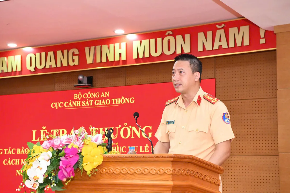 Cục CSGT và Công an TP Hà Nội khen thưởng lực lượng CSGT tăng cường phục vụ A80 - Ảnh 1.