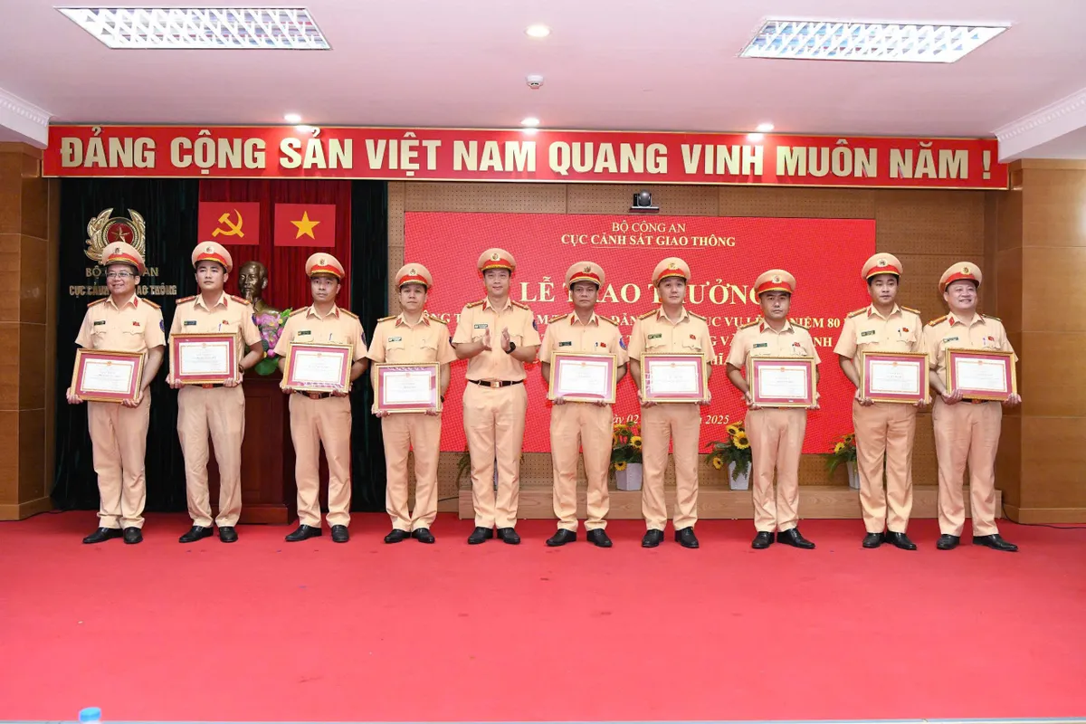 Cục CSGT và Công an TP Hà Nội khen thưởng lực lượng CSGT tăng cường phục vụ A80 - Ảnh 2.