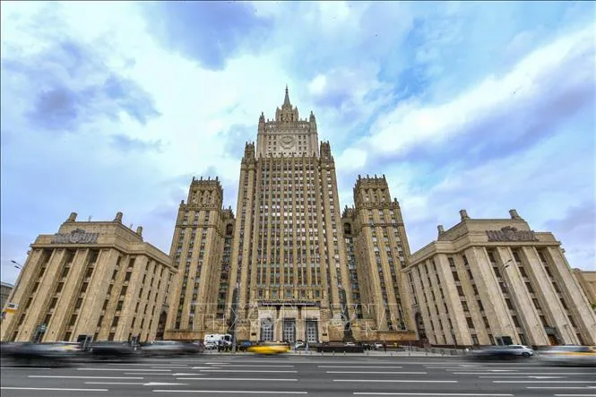 Anh áp lệnh trừng phạt 11 cá nhân và tổ chức Nga với cáo buộc cưỡng ép trẻ em Ukraine di dời - Ảnh 1.